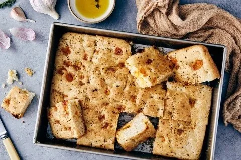 No-Knead Garlic Cheese Flatbread